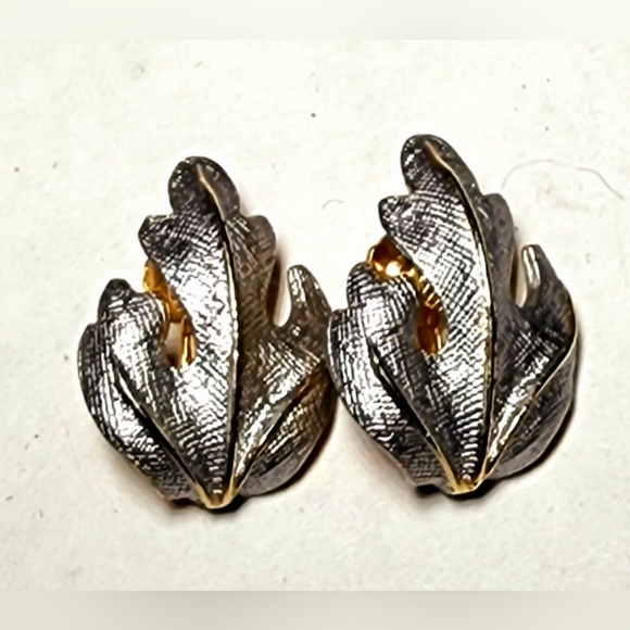 Vintage Castlecliff textured silver leaf gold trim clip on earrings see notes - Picture 5 of 8